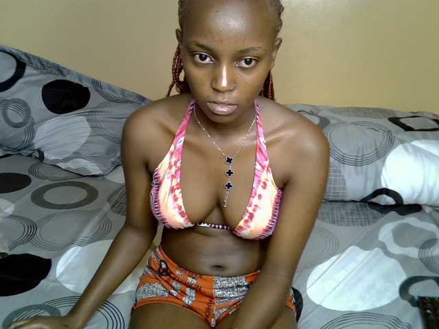 PetiteAlluree live cam on BongaCams