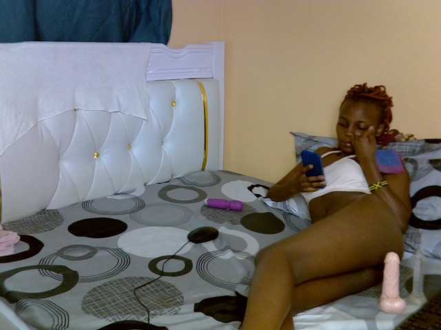 PetiteAlluree live cam on BongaCams