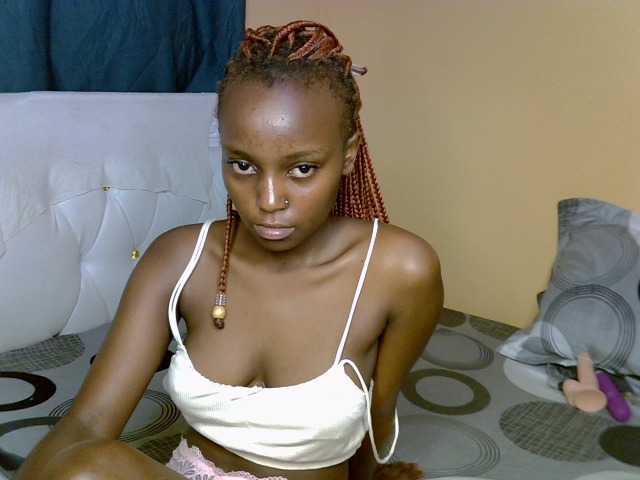 PetiteAlluree live cam on BongaCams