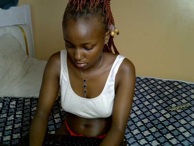 PetiteAlluree, en directo ahora en BongaCams