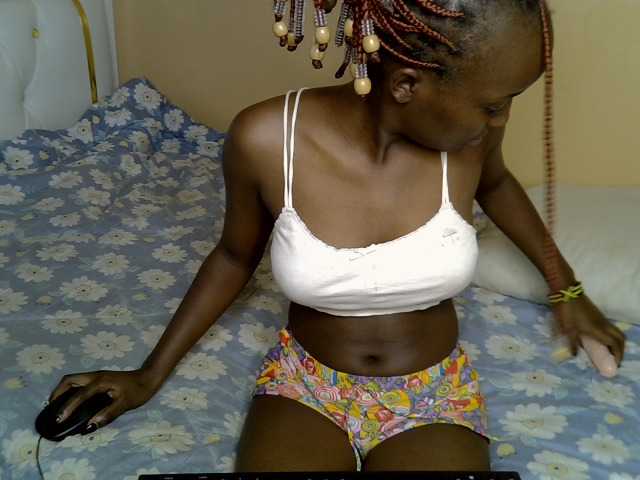 PetiteAlluree live cam on BongaCams