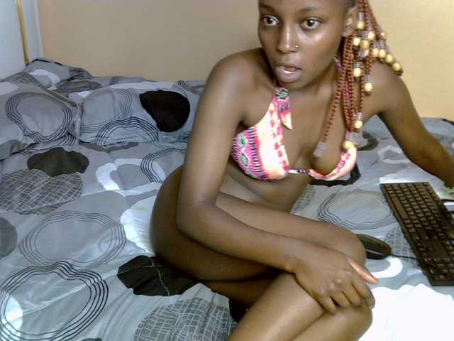 PetiteAlluree live cam on BongaCams