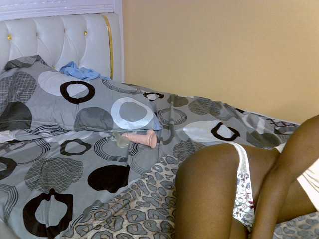 PetiteAlluree live cam on BongaCams