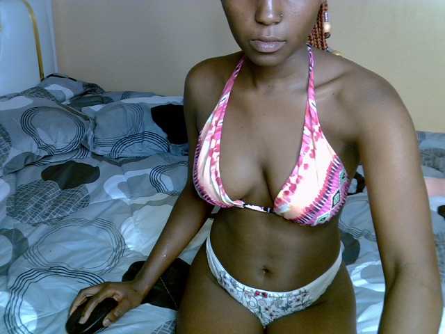 PetiteAlluree live cam on BongaCams