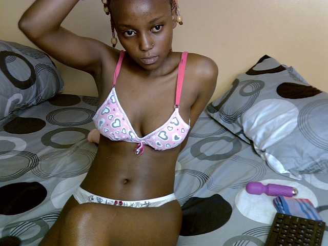 PetiteAlluree live cam on BongaCams