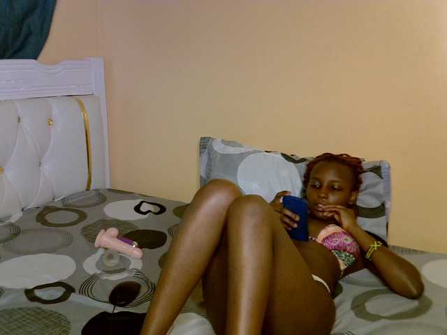 PetiteAlluree live cam on BongaCams