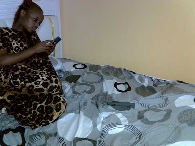 PetiteAlluree live cam on BongaCams