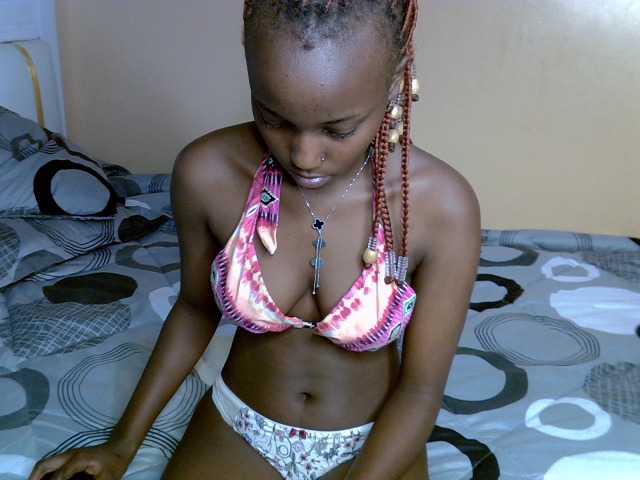 PetiteAlluree live cam on BongaCams