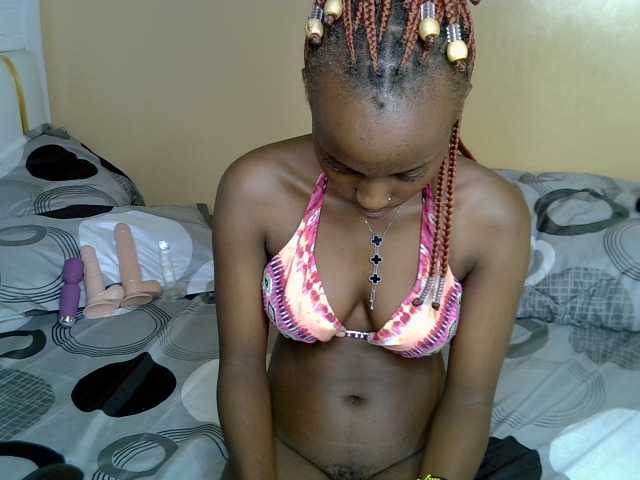PetiteAlluree live cam on BongaCams