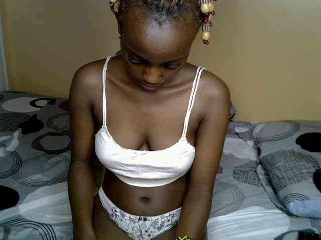 Model: PetiteAlluree