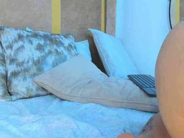 MavieCooper webcam
