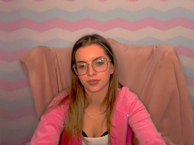 AliceLovelly live cam on BongaCams