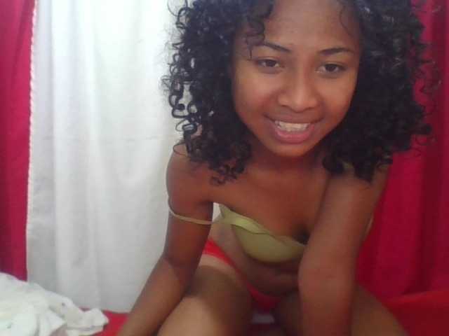 le modèle ERICAHJS est en webcam porno dans un show sur le site bongacams, il possède les tags suivants: Ebony,Brunette,Trimmed
