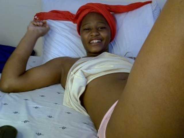 Pettiteebony20 live cam on BongaCams