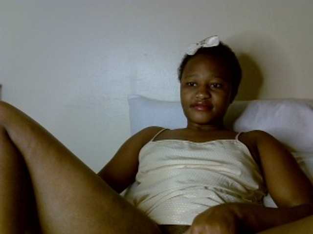 Pettiteebony20 live cam on BongaCams