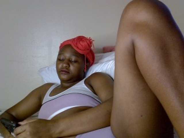 Pettiteebony20 live cam on BongaCams