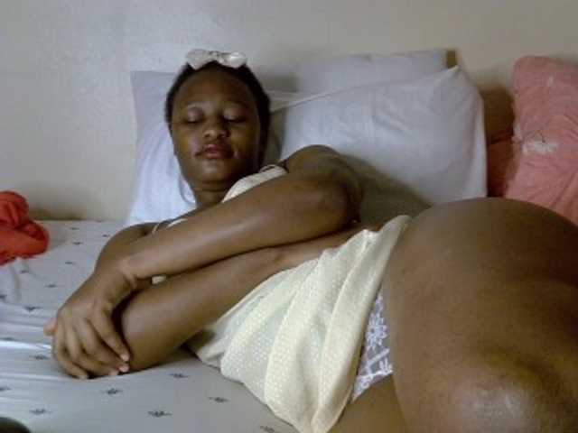 Pettiteebony20 live cam on BongaCams