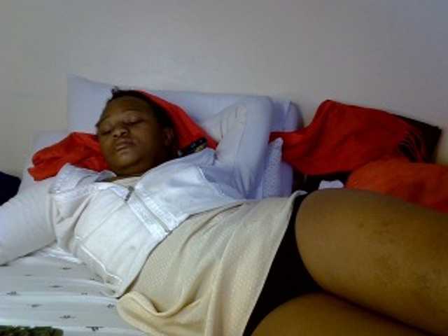 Pettiteebony20 live cam on BongaCams