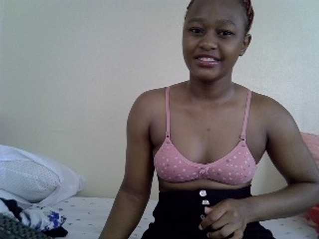 Pettiteebony20 live cam on BongaCams