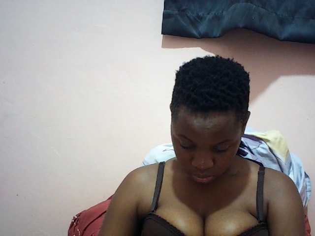 Hornysylvia, en directo ahora en BongaCams