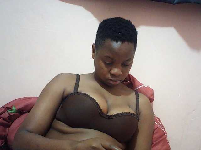 Hornysylvia, en vivo ahora en BongaCams