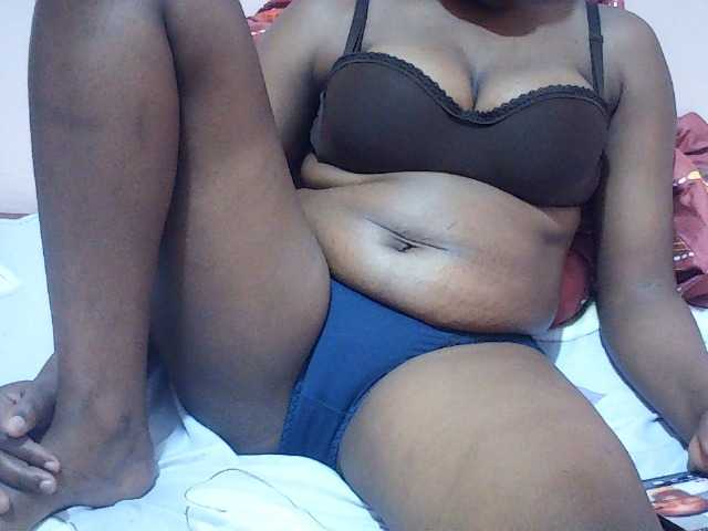Hornysylvia, en vivo ahora en BongaCams
