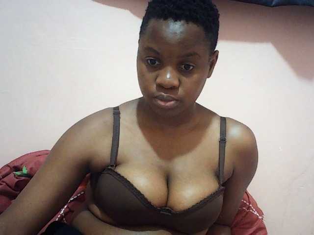 Hornysylvia, en vivo ahora en BongaCams