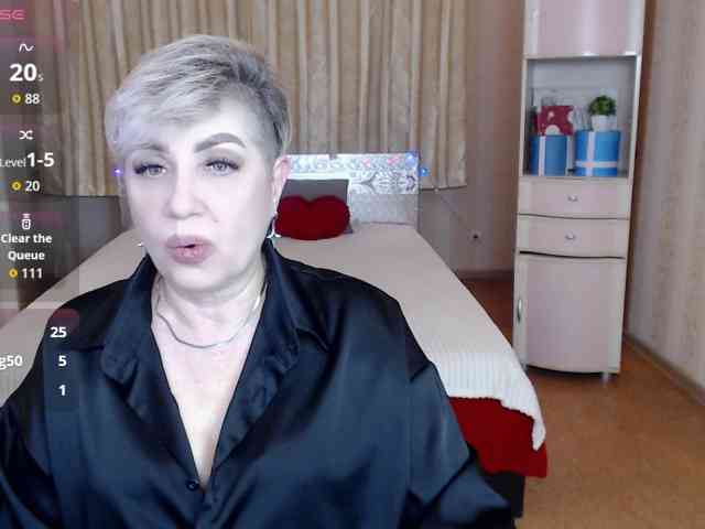 sexy-milffa live female cam on bongacams