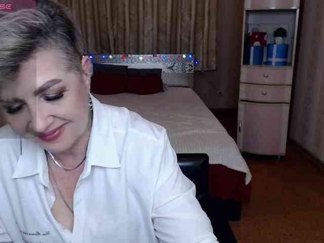 sexy-milffa live female cam on bongacams