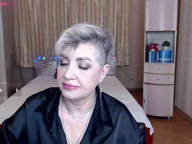 sexy-milffa live female cam on bongacams