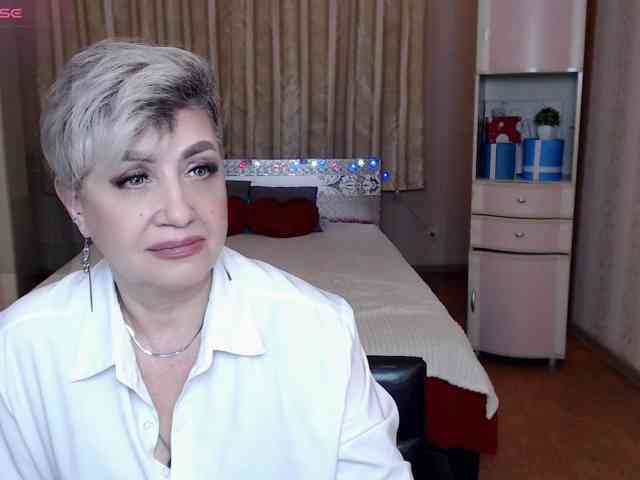 sexy-milffa live female cam on bongacams