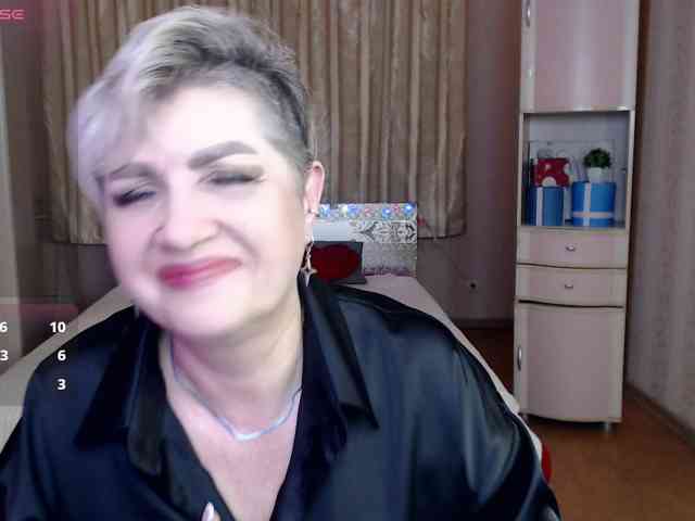 sexy-milffa live female cam on bongacams