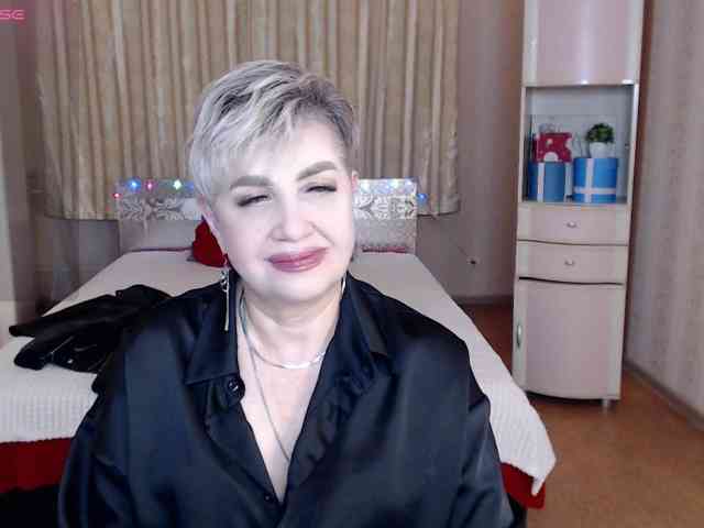sexy-milffa live female cam on bongacams