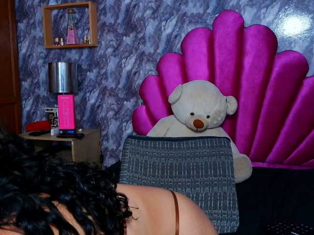 BELLA-ADAMSS live cam on BongaCams