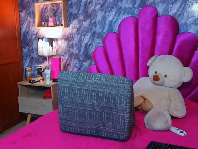 BELLA-ADAMSS live cam on BongaCams