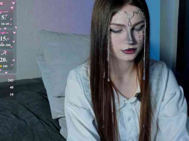 allienee Live Webcam on BongaCams