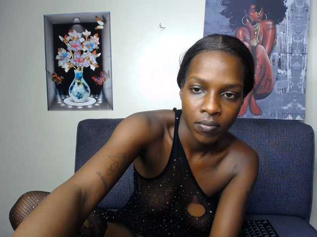 le modèle CumCoco est en webcam porno dans un show sur le site bongacams, il possède les tags suivants: Ebony,Brunette,Trimmed