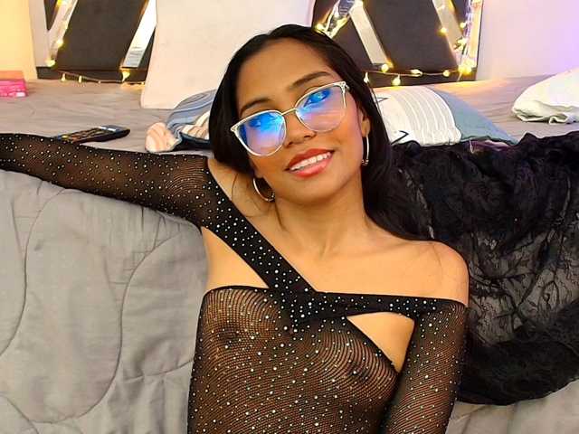 monserrat11 live cam on BongaCams