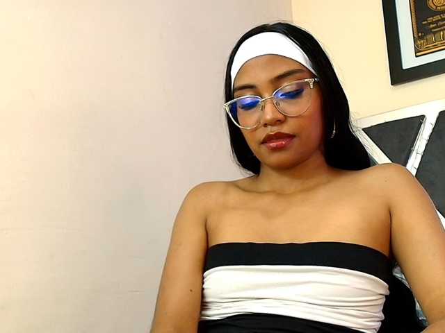 monserrat11 live cam on BongaCams