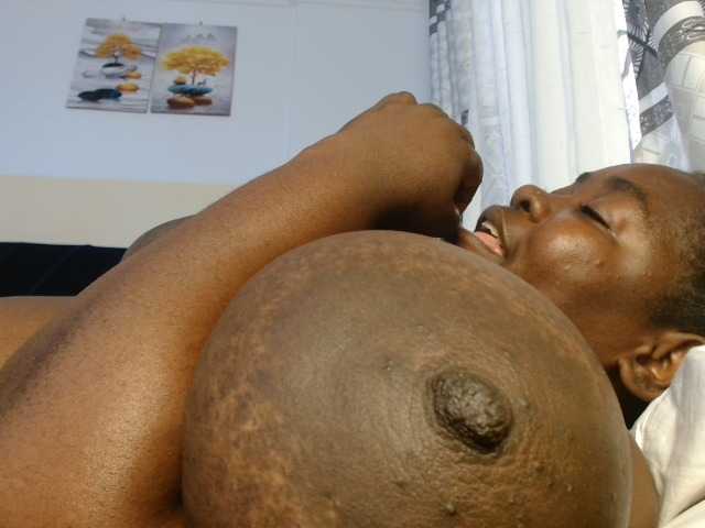 titi-fiesta live cam on BongaCams