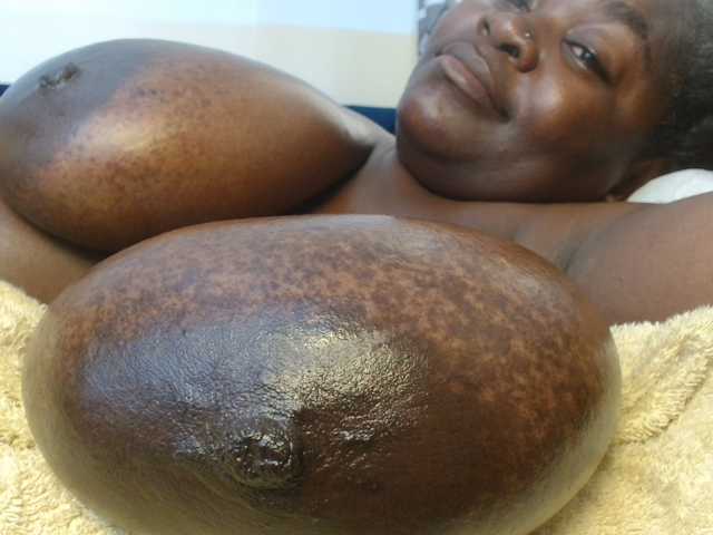 titi-fiesta live cam on BongaCams