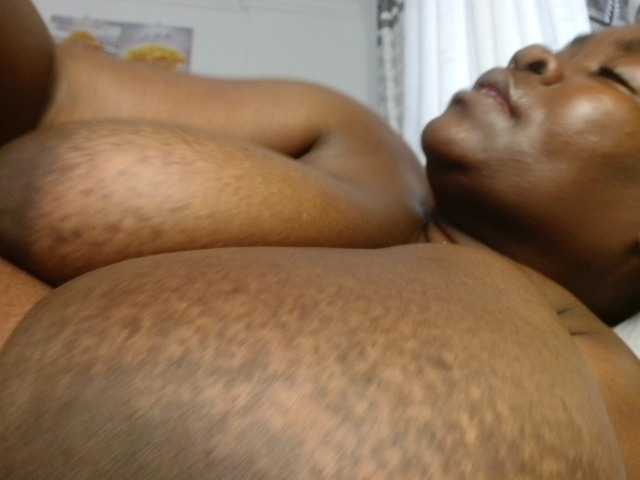 titi-fiesta, en directo ahora en BongaCams