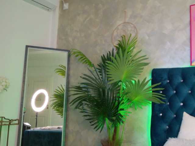 GoldenGoddess44 live cam preview