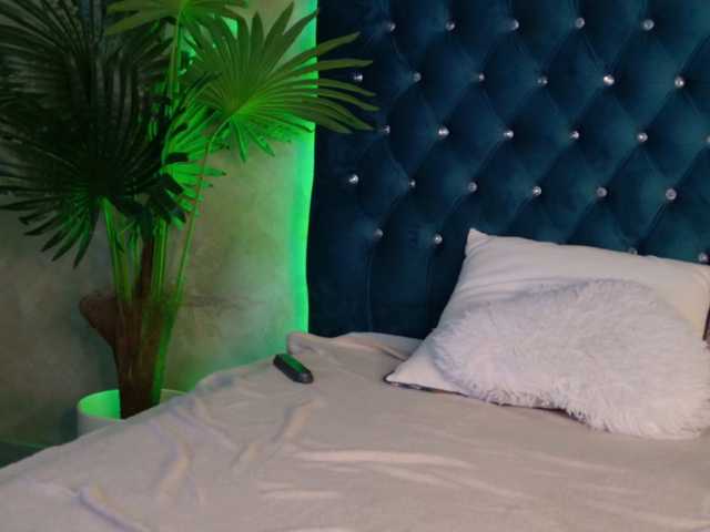 GoldenGoddess44 live cam preview