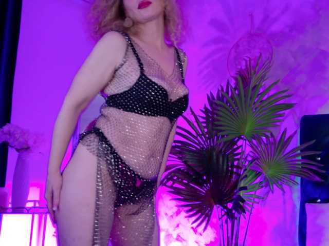 GoldenGoddess44 live cam on BongaCams