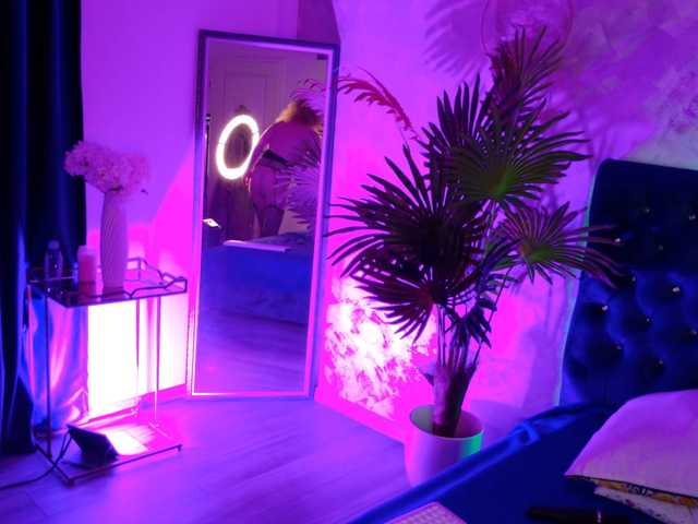 GoldenGoddess44 live cam on BongaCams