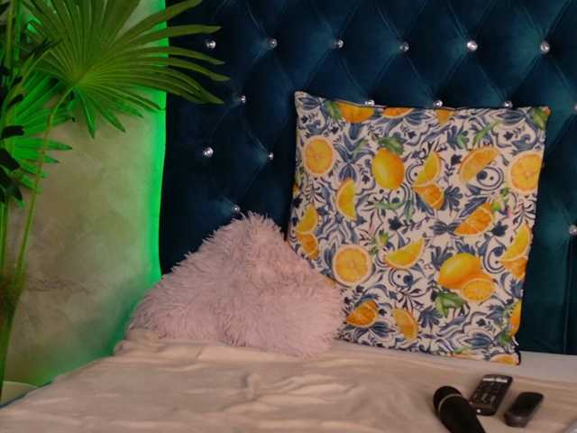 GoldenGoddess44 live cam preview