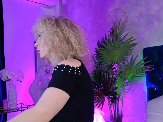 GoldenGoddess44 live cam on BongaCams
