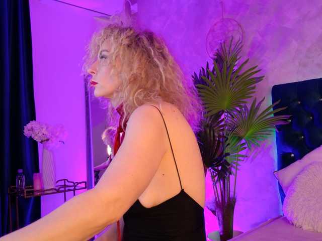GoldenGoddess44 live cam on BongaCams