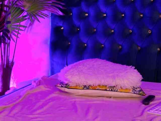GoldenGoddess44 webcam